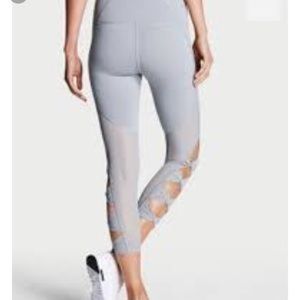 Victoria Sport Criss cross peekaboo Capri leggings